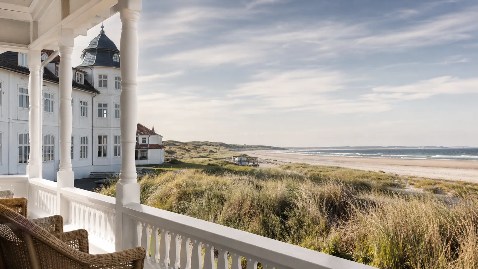 Klassisk dansk badehotel med hvidmalet træværk og udsigt over havet