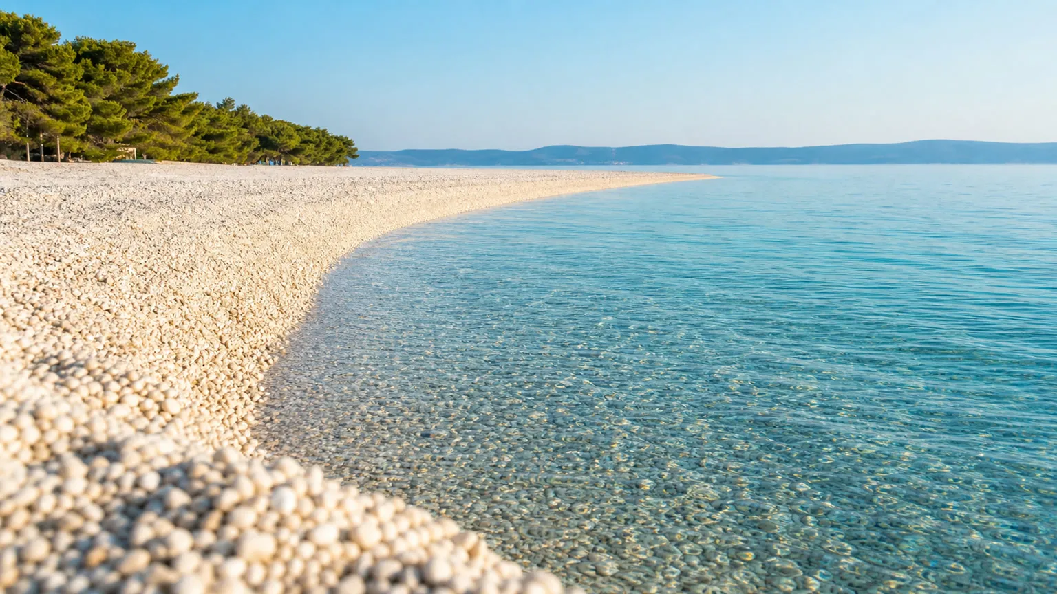 Zlatni Rat på Brac med hvid stenstrand, turkis Adriaterhav og pinjetræer i klart morgenlys