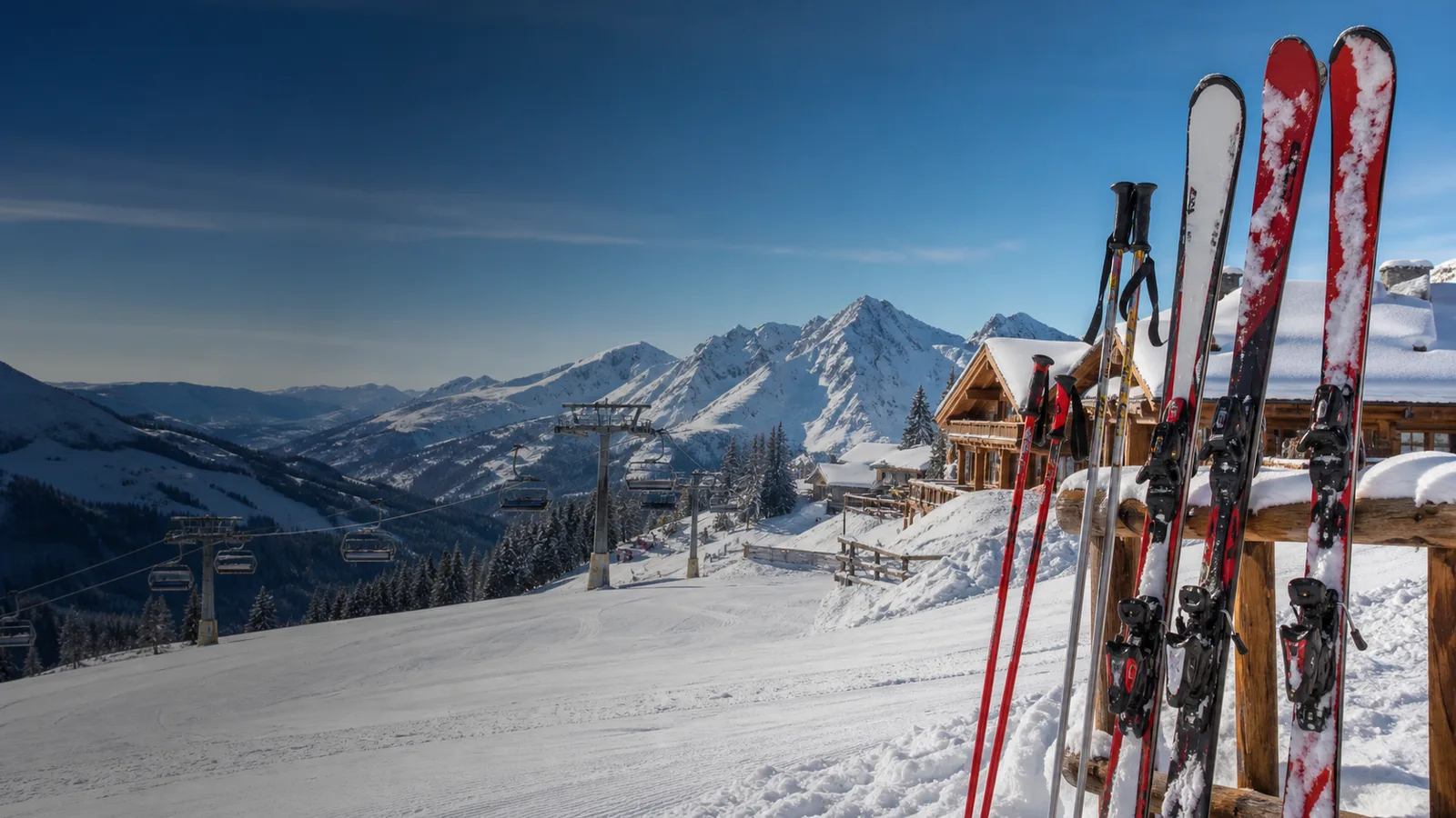 Ski, vanter og varm kop ved et snedækket alpint julemarked